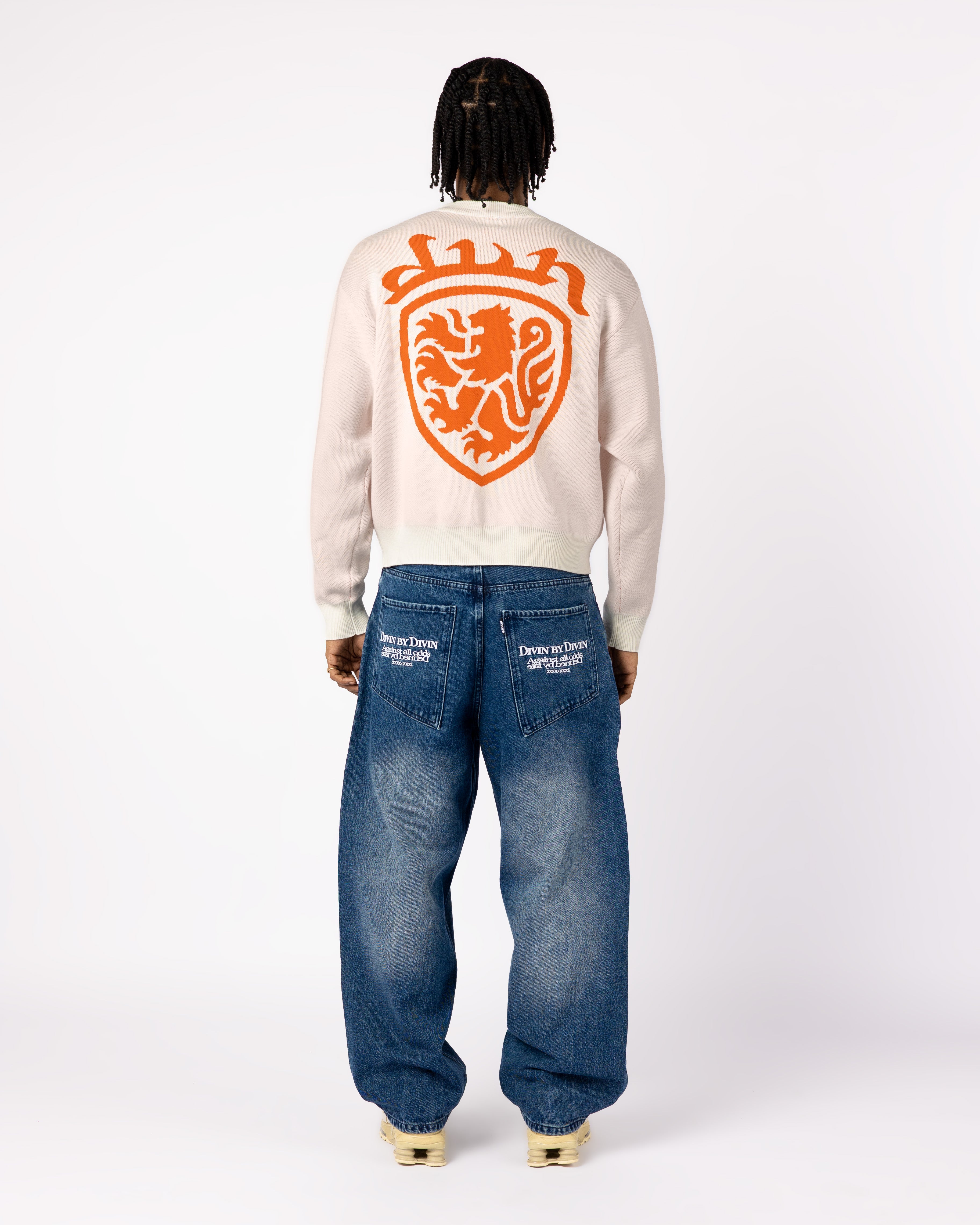 WHITE COAT-OF-ARMS KNIT